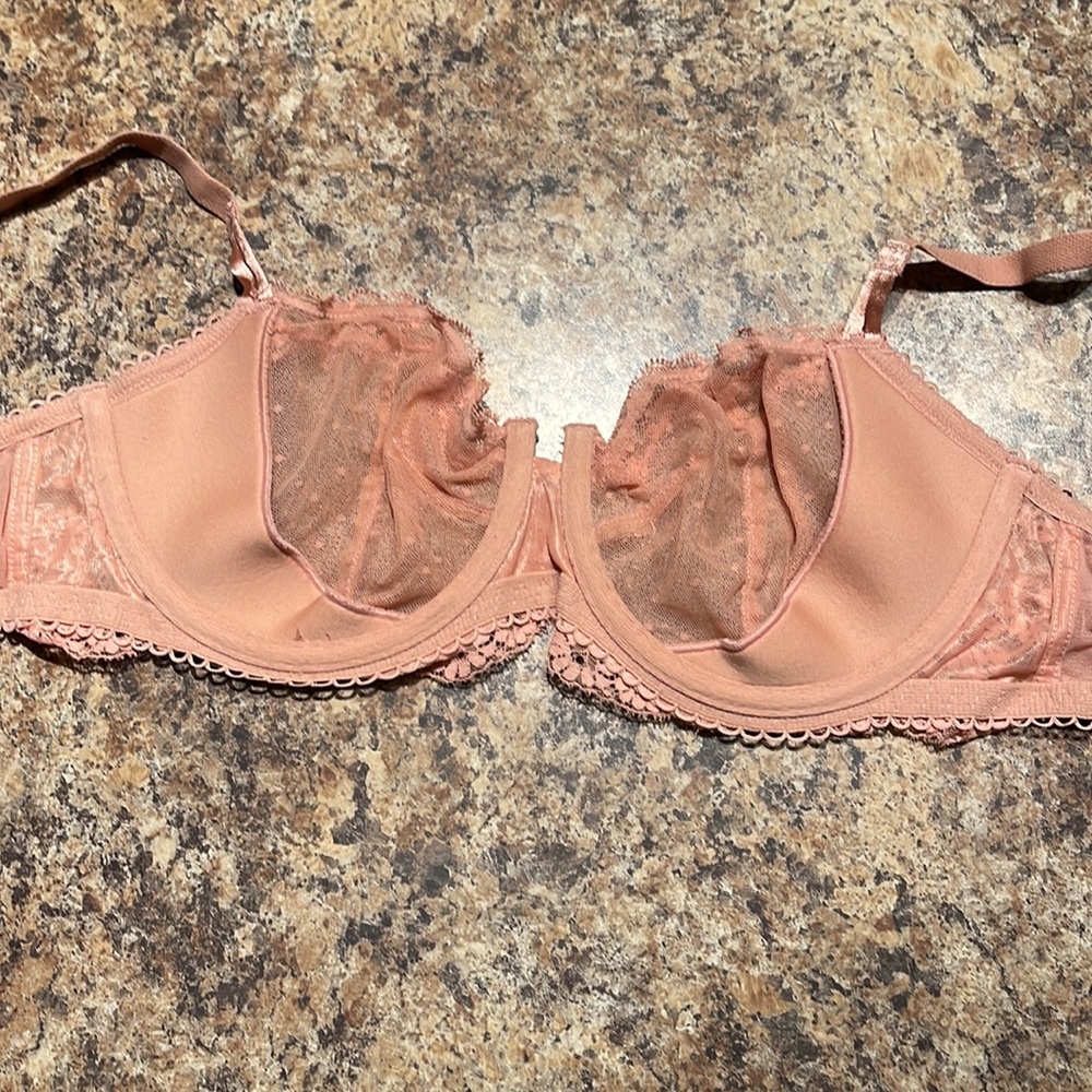 Woman’s bra - Picture 2 of 3